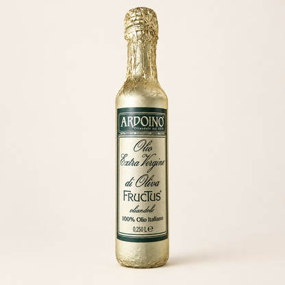 Ardoino Fructus extra vergine olijfolie in de originele fles van 250 ml op een lichte achtergrond