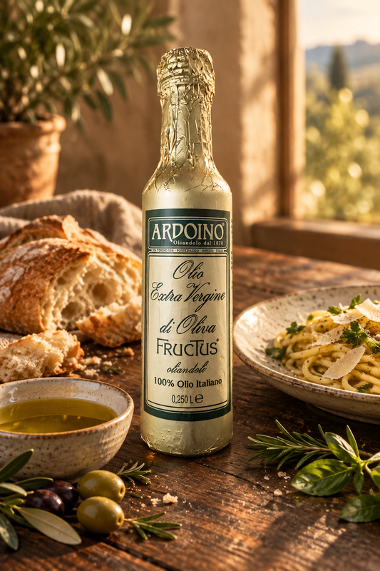 Ardoino Fructus olijfolie op een Italiaanse eettafel met brood, olijfolie en pasta
